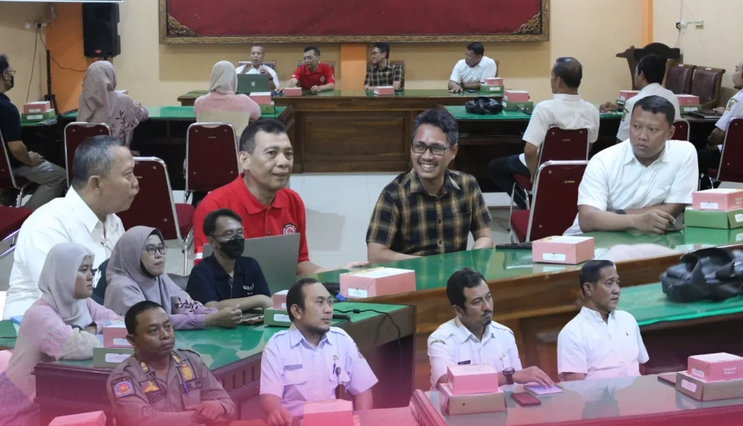 RAPAT KOORDINASI VERIFIKASI DAN VALIDASI DATA CALON PENERIMA BANTUAN LANGSUNG TUNAI (BLT) DANA BAGI HASIL CUKAI HASIL TEMBAKAU (DBH CHT) BAGI BURUH PABRIK ROKOK DI WILAYAH KOTA MOJOKERTO TAHUN 2025